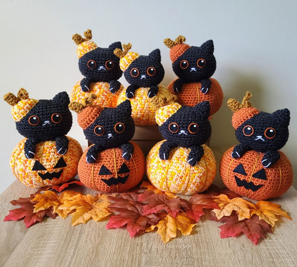 crocheted pumpkin cats