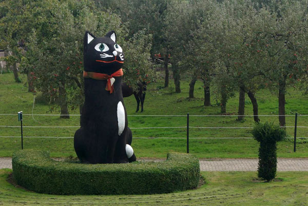 netherland cat sculpture